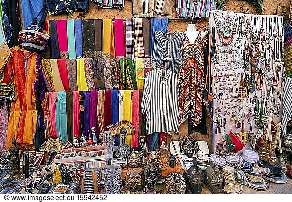 Souvenirladen mit Teppichen  traditioneller Kleidung und anderen Dingen in der Lehmstadt Ait Ben Haddou  Marokko  Afrika