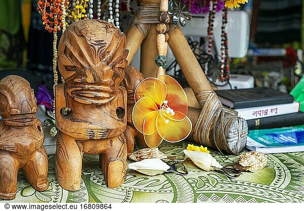 Souvenirstand auf dem überdachten Markt der Stadt Papeete  Papeete  Tahiti  Französisch-Polynesien  Tahiti Nui  Gesellschaftsinseln  Französisch-Polynesien  Südpazifik.