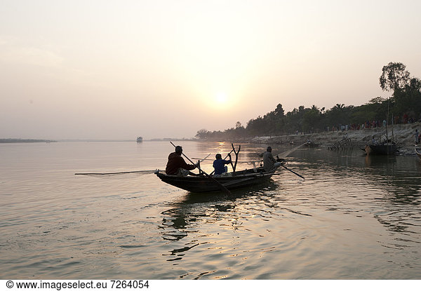 spät  Fluss  Dorf  Fischer  Rückkehr  Nachmittag  Asien  Indien  Westbengalen