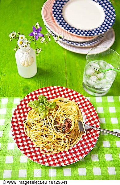 Spaghetti mit Pesto  Besteck  Nudeln