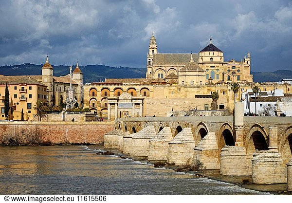 Spain  Andalusia (Andalucia)  Cordoba  historic centre listed as World Heritage by UNESCO  the Roman bridge over Guadalquivir river and the Mosque Cathedral (Mezquita).