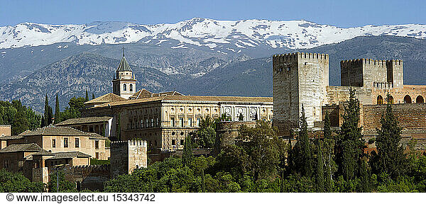 Spain  Andalusia  Granada  the Alhambra Palace  listed as World Heritage by UNESCO  built between 13th and 14th century by the Nasrides Dynasty  Islamic architecture  the Sierra Nevada in the background