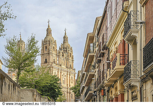 Spain  Castilla y Leon  Salamanca  Row of houses with bell towers of New Cathedral in background