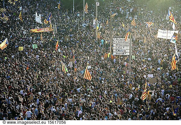 Spain  Catalonia  Barcelona  700.000 people  demonstration against violence after the repression during the Independence Referendum in Catalonia