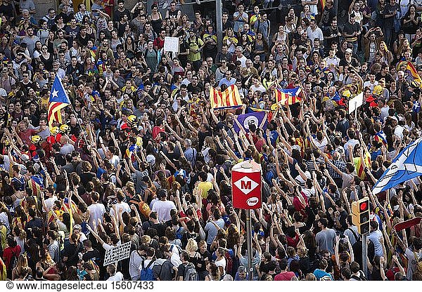 Spain  Catalonia  Barcelona  700.000 people  demonstration against violence after the repression the day of the Independence Referendum in Catalonia  hands up in sign of peace