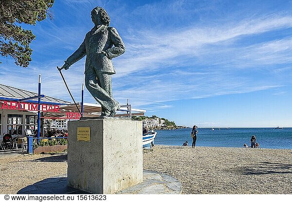 Spain  Catalonia  Cadaques  picturesque fishing village with typical Catalan architecture  bronze statue of Salvador Dali on the beachfront