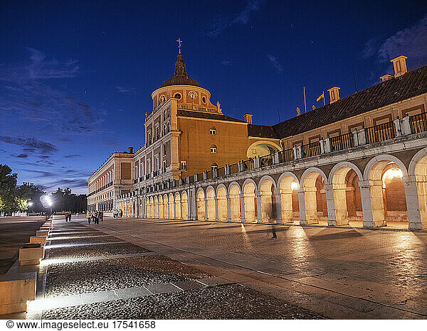 Spain  Community of Madrid  Aranjuez  Sidewalk stretching in front of Royal Palace Of Aranjuez at dusk