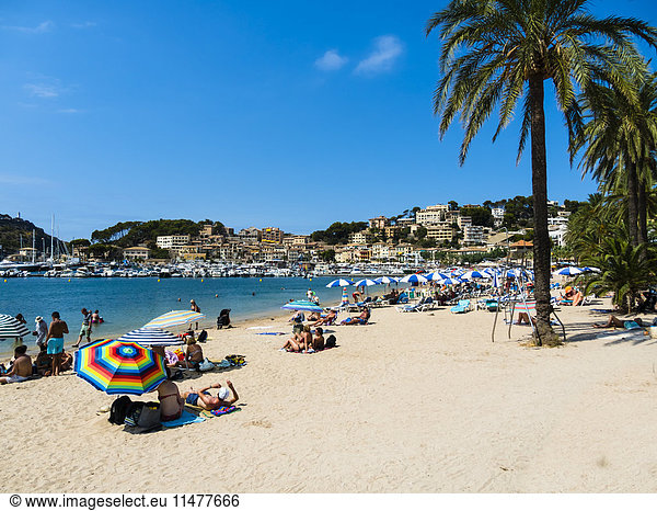 Spain  Mallorca  Port de Soller  beach with harbour in the background