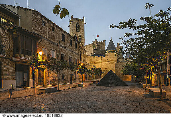 Spain  Navarra  Olite  Small pyramid on town square in front of Palace of Kings of Navarre of Olite at dusk