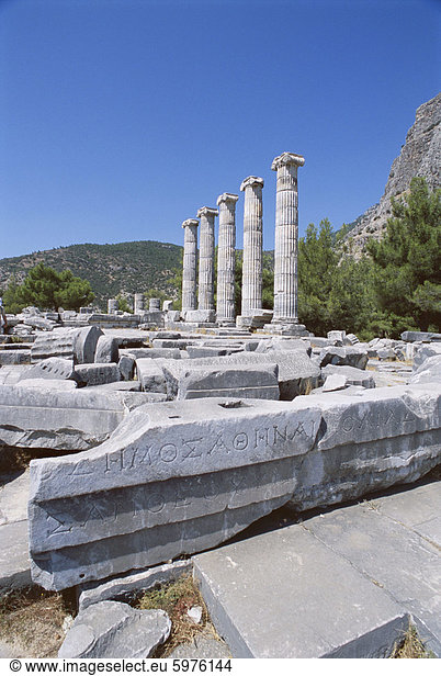 Spalten in den Ruinen der Tempel der Athene,  Ausgrabungsstätte,  Priene,  Anatolien,  Türkei,  Kleinasien