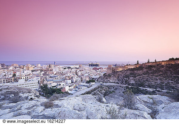 Spanien  Andalusien  Almeria  Blick auf die neue Stadt Almeria um die maurische Festung