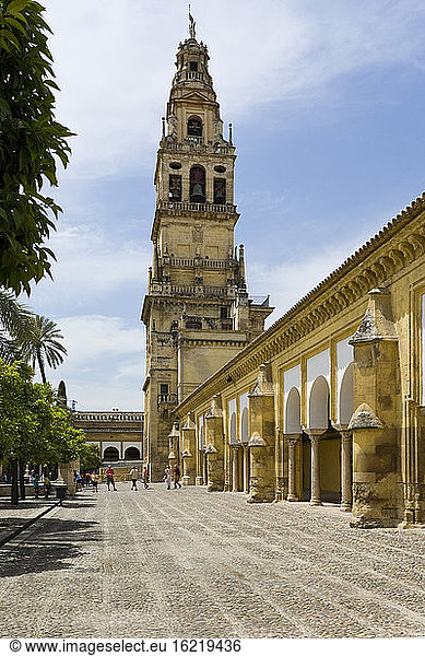 Spanien  Andalusien  Cordoba  Blick auf Innenhof der Mezquita mit Kirchturm