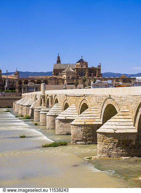 Spanien  Andalusien  Cordoba  Puente Romano über dem Rio Guadalquivir mit Mezquita-Catedral im Hintergrund