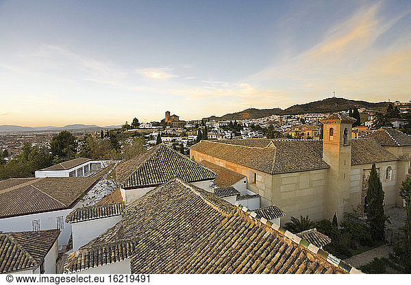 Spanien  Andalusien  Granada  Blick auf die Altstadt  Santa Isabel La Real und die Kirche San Cristobal im Hintergrund