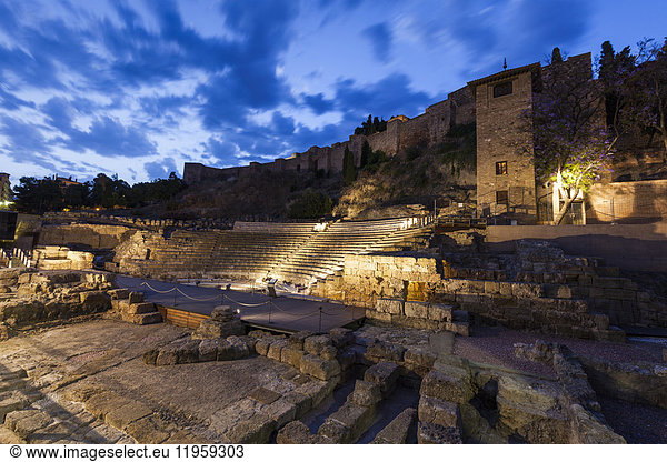 Spanien  Andalusien  Malaga  Beleuchtetes römisches Theater in der Abenddämmerung