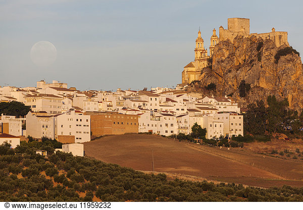 Spanien  Andalusien  Olvera  Stadtbild mit Mondaufgang