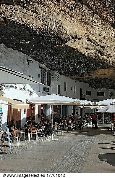 Spanien  Andalusien  weißes Dorf in der Sierra de Grazalema  Setenil de las Bodegas ist eine kleine Gemeinde zwischen Ronda und Olvera in der Provinz Cadiz  Altstadt  deren Häuser in die und unter die Felsen gebaut wurden  Cuevas de la Sombra  Schattenhöhlen und Cuevas del Sol  Sonnenhöhlen  Strassencafes und Restaurants  Andalusien  Spanien  Europa