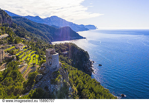 Spanien  Balearen  Banyalbufar  Luftaufnahme des blauen Mittelmeers und des Wachturms Torre des Verger