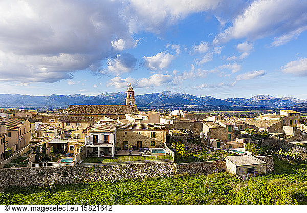 Spanien  Balearen  Costitx  Wolken über ländlichem Dorf