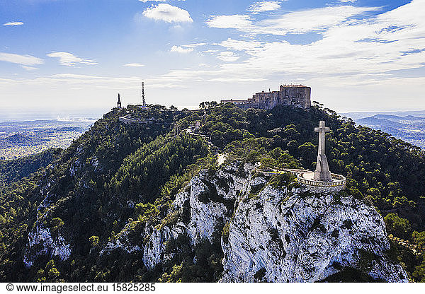 Spanien  Balearen  Felanitx  Drohnenansicht des Creu del Picot-Kreuzes auf dem Gipfel des Puig des Mila