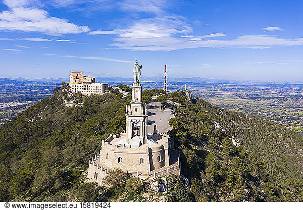 Spanien  Balearen  Felanitx  Drohnenansicht des Jesus Christus-Denkmals im Heiligtum von Sant Salvador