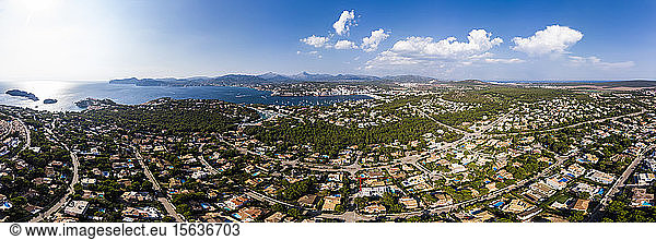 Spanien  Balearen  Mallorca  Luftaufnahme von Santa Ponca  Serra de Tramuntana im Hintergrund
