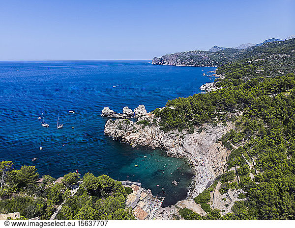 Spanien  Balearen  Mallorca  Region Valldemossa und Soller  Cala Deia  Luftaufnahme der Bucht