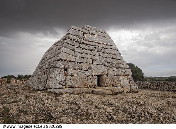 Spanien  Balearen  Menorca  Ciutadella  Megalith-Kammergrab Naveta des Tudons