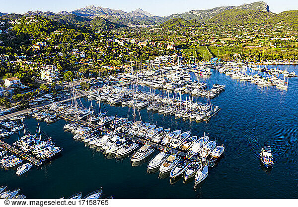 Spanien  Balearische Inseln  Andratx  Blick aus dem Hubschrauber auf Boote im Hafen der Küstenstadt