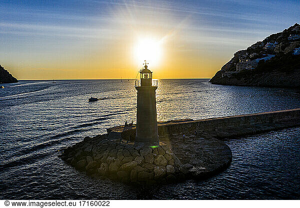 Spanien  Balearische Inseln  Andratx  Blick aus dem Hubschrauber auf den Leuchtturm von Port D Andratx bei Sonnenuntergang