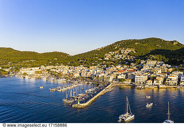 Spanien  Balearische Inseln  Andratx  Blick aus dem Hubschrauber auf die Küstenstadt im Sommer