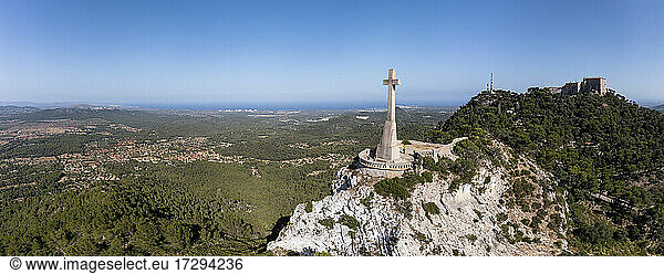 Spanien  Balearische Inseln  Blick aus dem Hubschrauber auf das Gipfelkreuz der Wallfahrtskirche Sant Salvador
