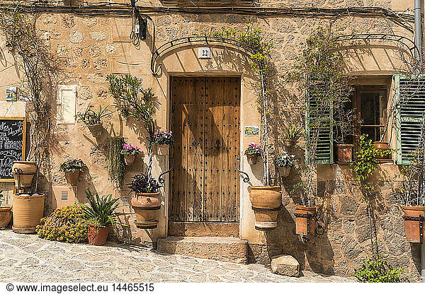 Spanien  Balearische Inseln  Mallorca  Valldemossa  Blumendekoration und Eingangstür
