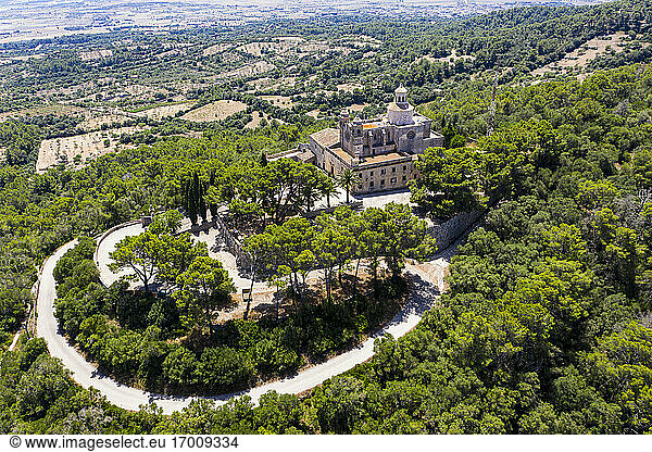 Spanien  Balearische Inseln  Petra  Blick aus dem Hubschrauber auf das Heiligtum von Bonany im Sommer