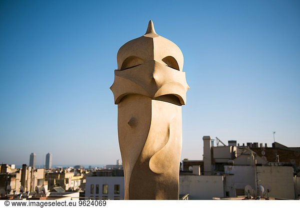Spanien  Barcelona  Schornstein in Form eines Kriegers bei Casa Mila
