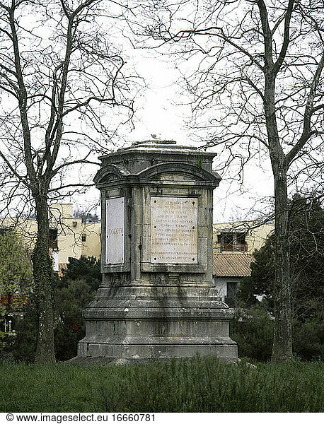 Spanien. Baskenland. Fasaneninsel. Monolith in der Mitte der Insel gebaut  um de Sitzung  wo der Vertrag der Pyrenäen wurde im Jahre 1659 ausgehandelt zu gedenken.