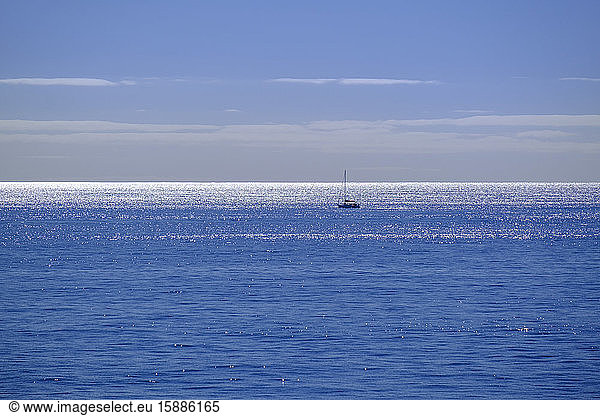Spanien  Einsames Segelboot durchquert blaue Gewässer des Atlantischen Ozeans
