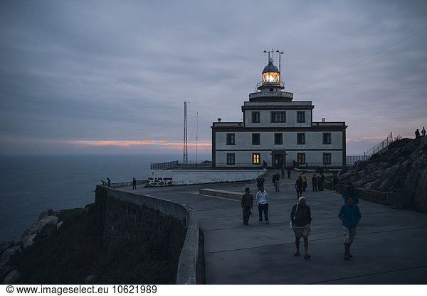 Spanien  Finisterre  Blick zum Leuchtturm zur blauen Stunde