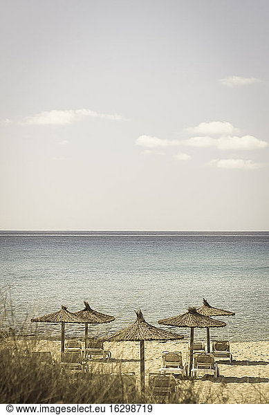 Spanien  Formentera  Es Arenals  Sonnenschirme und Liegestühle