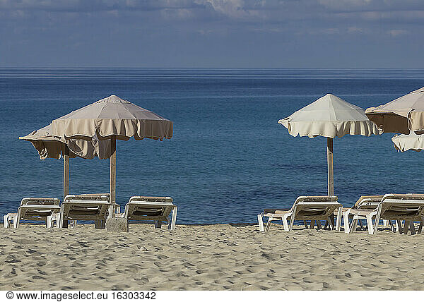 Spanien  Formentera  Es Arenals  Sonnenschirme und Liegestühle