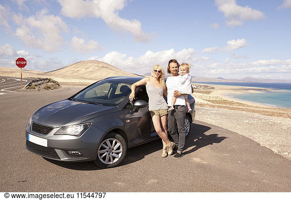 Spanien  Fuerteventura  Jandia  Familie mit Auto an der Küste