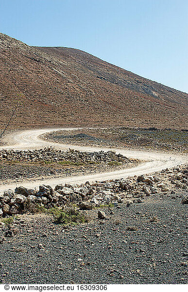 Spanien  Fuerteventura  Straße inmitten von Vulkanlandschaft