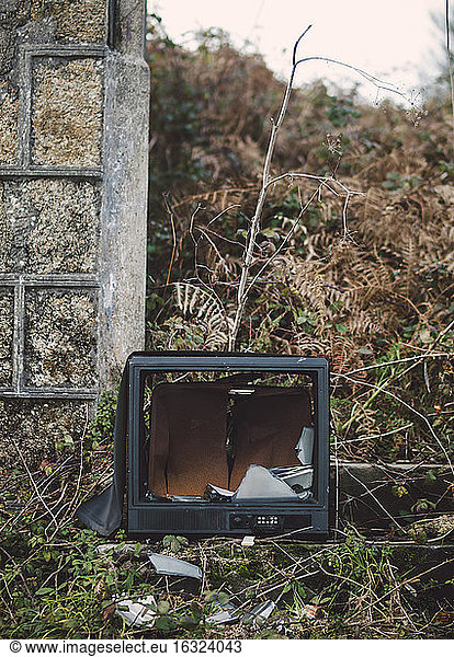 Spanien  Galicien  Ferrol  kaputter Fernseher an einem verfallenen Ort