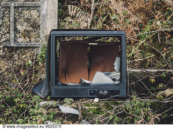 Spanien  Galizien  Ferrol  gebrochener Fernseher an einem ruinösen Ort