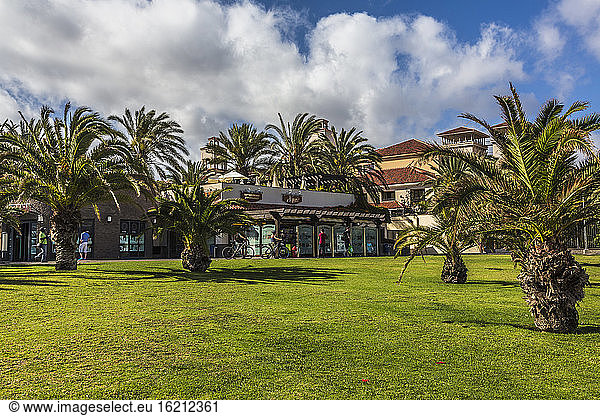 Spanien  Gran Canaria  Blick auf den Park in Meloneras in der Nähe des Leuchtturms