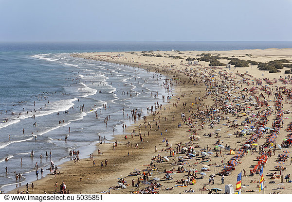 Spanien  Gran Canaria  Costa Canaria  Playa del Ingles  Tourist am Strand