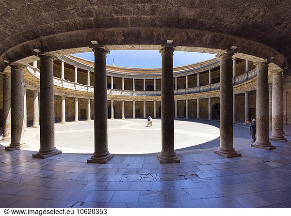Spanien  Granada  Blick auf den Innenhof des Palacio de Carlos V.