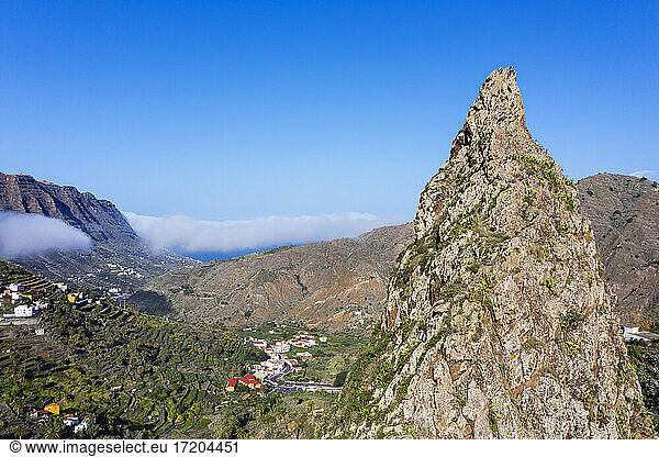Spanien  Hermigua  Drohnenansicht der Roques de San Pedro und der kleinen Stadt im Garajonay-Nationalpark