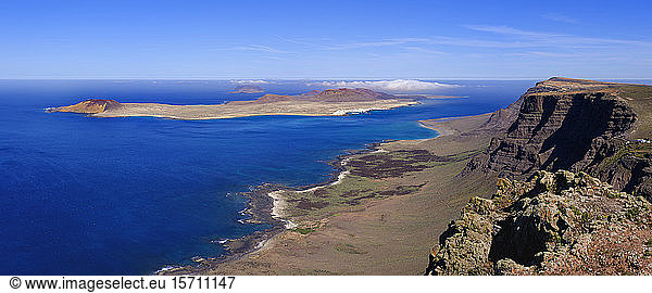 Spanien  Kanarische Inseln  Blick von der Küstenklippe von La Graciosa auf das Inselchen Montana Clara