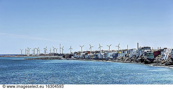 Spanien  Kanarische Inseln  Gran Canaria  Santa Lucia de Tirajana  Pozo mit Windkraftanlagen
